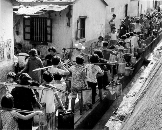 HK_queue_for_water_1963