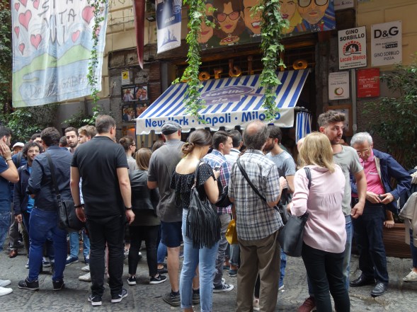 LINING UP FOR PIZZA IN ITALY - UNBELIEVABLE
